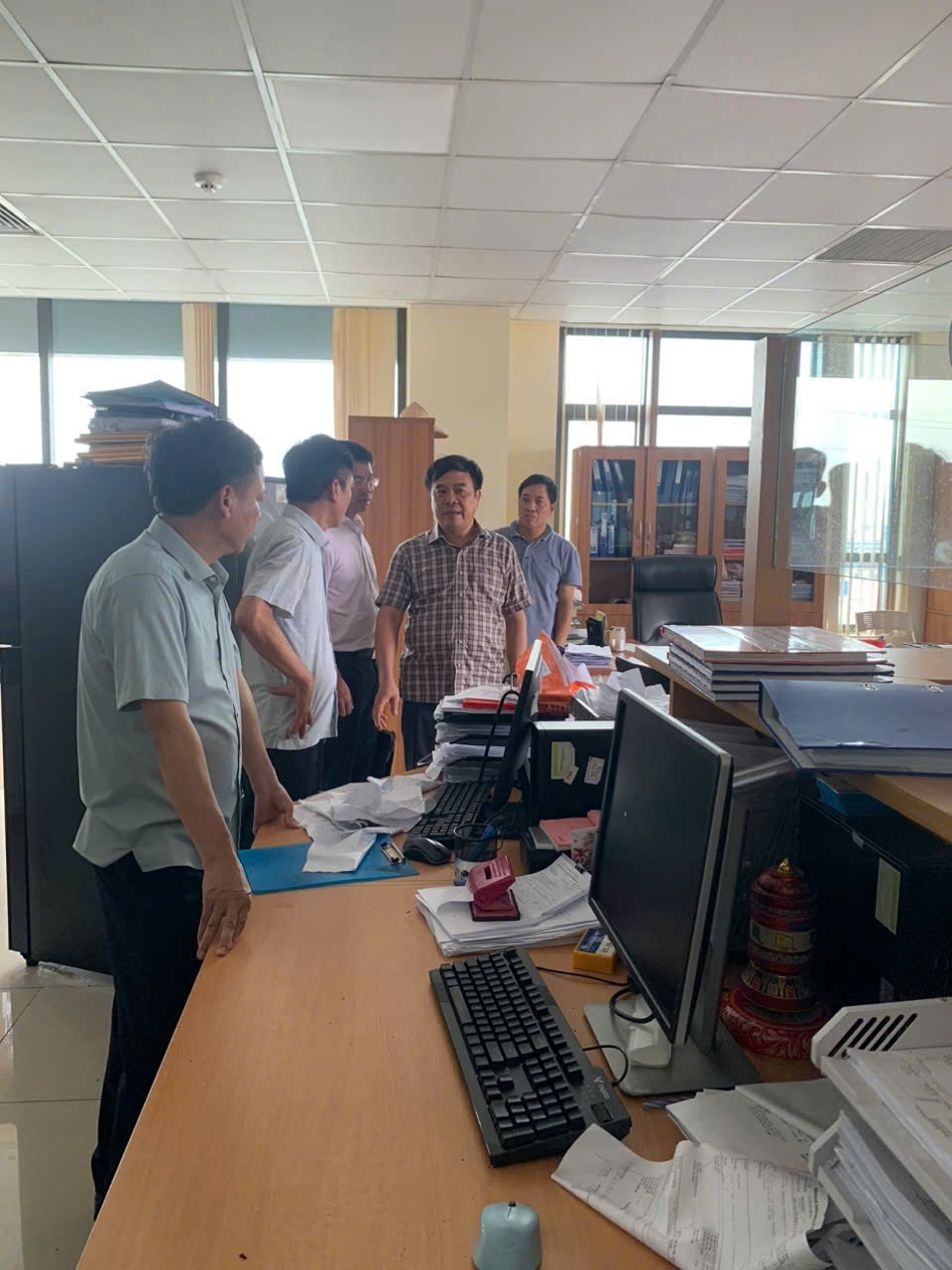 Tổng cục trưởng Tổng cục Hải quan Nguyễn Văn Thọ kiểm tra, chỉ đạo khắc phục hậu quả cơn bão số 3