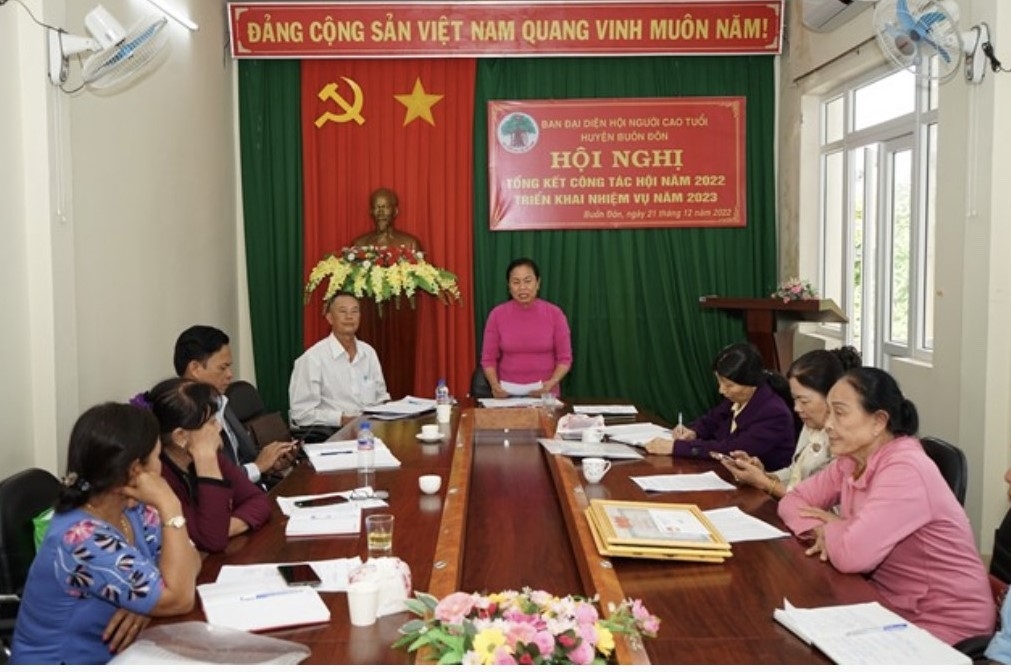 Bà Nguyễn Thị Thủy điều hành cuộc họp Hội NCT huyện 