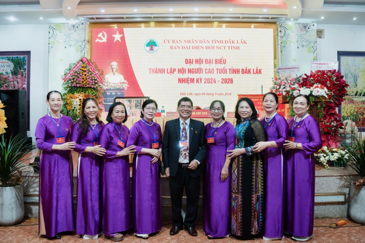 Bà Nguyễn Thị Thủy (thứ 3 từ trái sang) tại Đại hội thành lập Hội NCT tỉnh Đắk Lắk