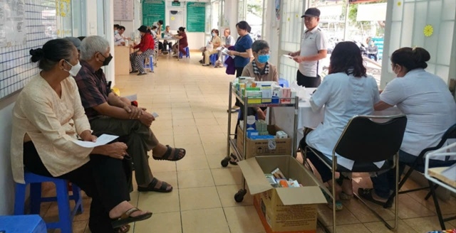 Trung tâm Y tế quận Bình Tân, tổ chức khám sức khỏe cho NCT các phường trên địa bàn quận.