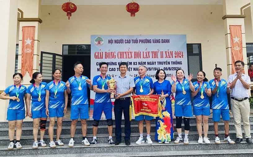 Trao Cúp giải Bóng chuyền hơi tặng đội bóng NCT Khu phố 7 