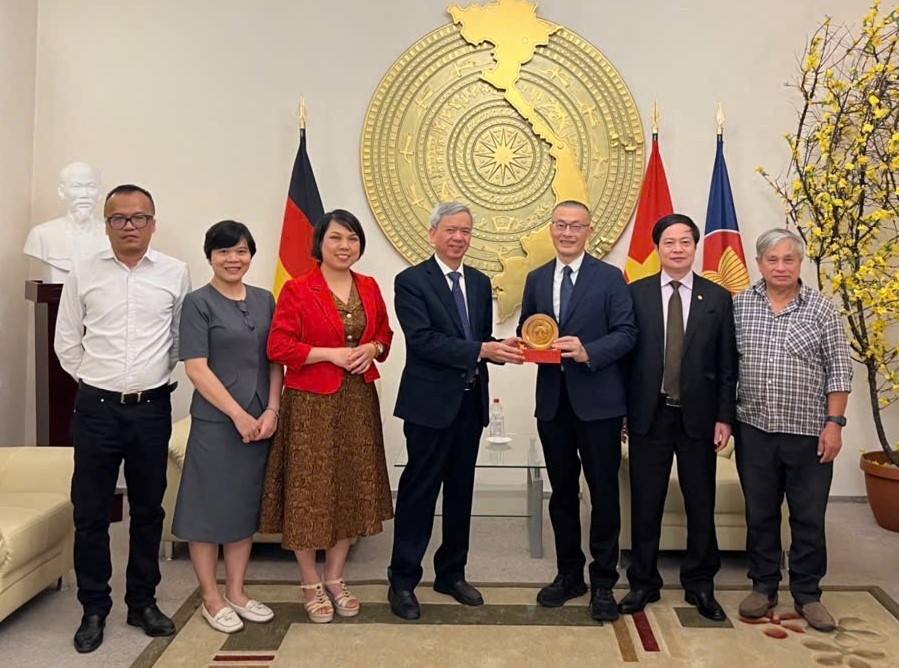 Phó Chủ tịch Phan Văn Hùng trao biểu trưng NCT Việt Nam cho cán bộ, viên chức Đại sứ quán Việt Nam tại Cộng hòa Liên bang Đức