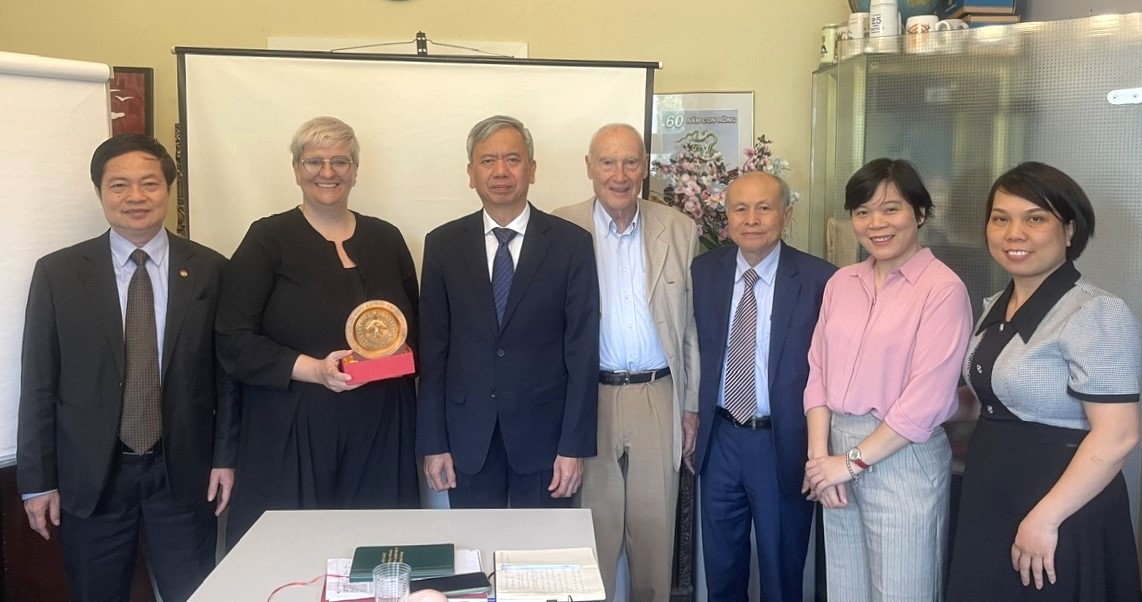 Phó Chủ tịch Phan Văn Hùng trao biểu trưng NCT Việt Nam cho GS, TS Laura Naegele, Viện Giáo dục và Đào tạo nghề Liên bang