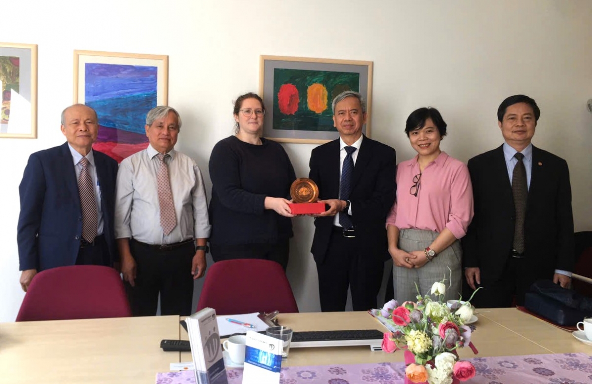 Phó Chủ tịch Phan Văn Hùng trao biểu trưng NCT Việt Nam tặng Trung tâm Tư vấn hỗ trợ NCT tại Thủ đô Berlin