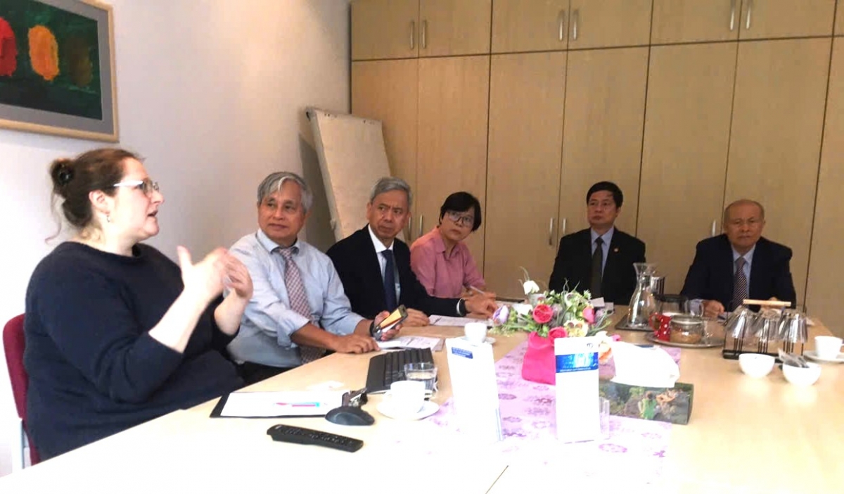 Quang cảnh buổi làm việc với Trung tâm Tư vấn hỗ trợ NCT tại Berlin