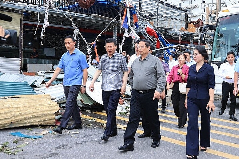 Thủ tướng Phạm Minh Chính đi kiểm tra tình hình thiệt hại, chỉ đạo triển khai các biện pháp cấp bách khắc phục hậu quả cơn bão số 3 tại Quảng Ninh.(Ảnh Báo Quảng Ninh).