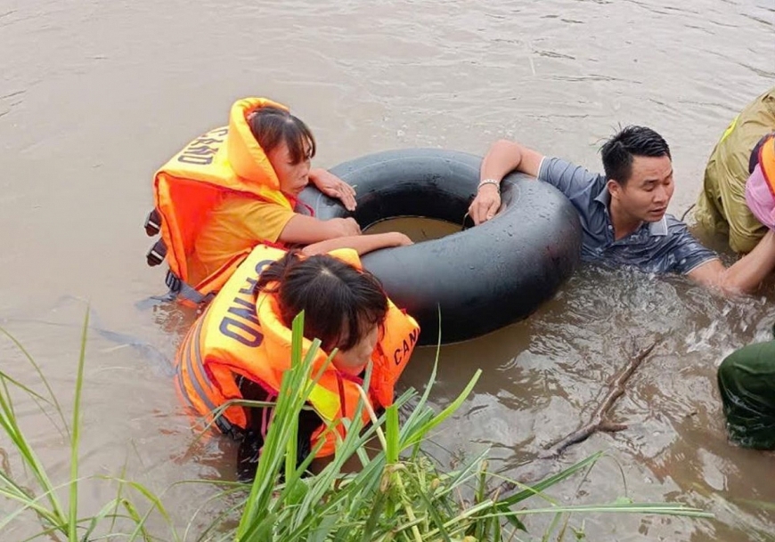  Cán bộ, chiến sỹ  Công an huyện Đầm Hà, tỉnh Quảng Ninh kịp thời cứu hộ gia đình anh Lê Văn Sơn ở thôn Đông Tâm, xã Dực Yên khỏi dòng nước lũ . Ảnh: Nguyễn Khánh.