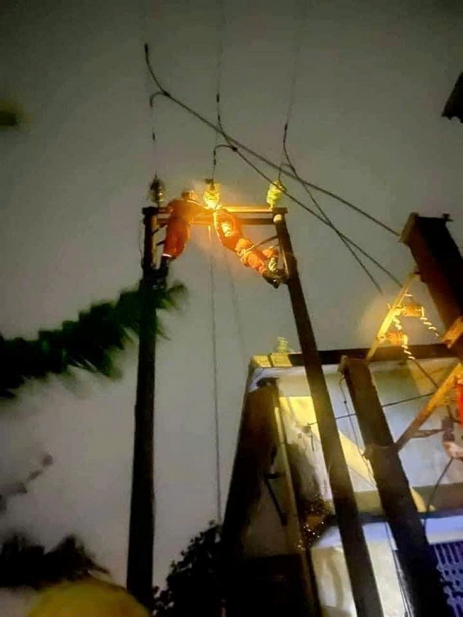  Cán bộ, công nhân Điện lực thị xã Quảng Yên, làm việc xuyên đêm, khắc phục sự cố lưới điện do bão số 3 gây ra, sớm cấ điện cho khách hàng. Ảnh: Nguyễn Chiến Thắng.