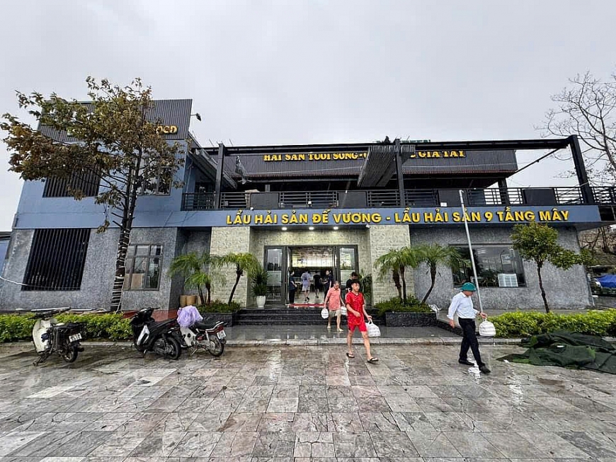Nhà hàng Green (phường Bãi Cháy, TP Hạ Long) chuẩn bị hơn 500 suất ăn mỗi ngày hỗ trợ người dân sau cơn bão. Ảnh Báo Quảng Ninh.