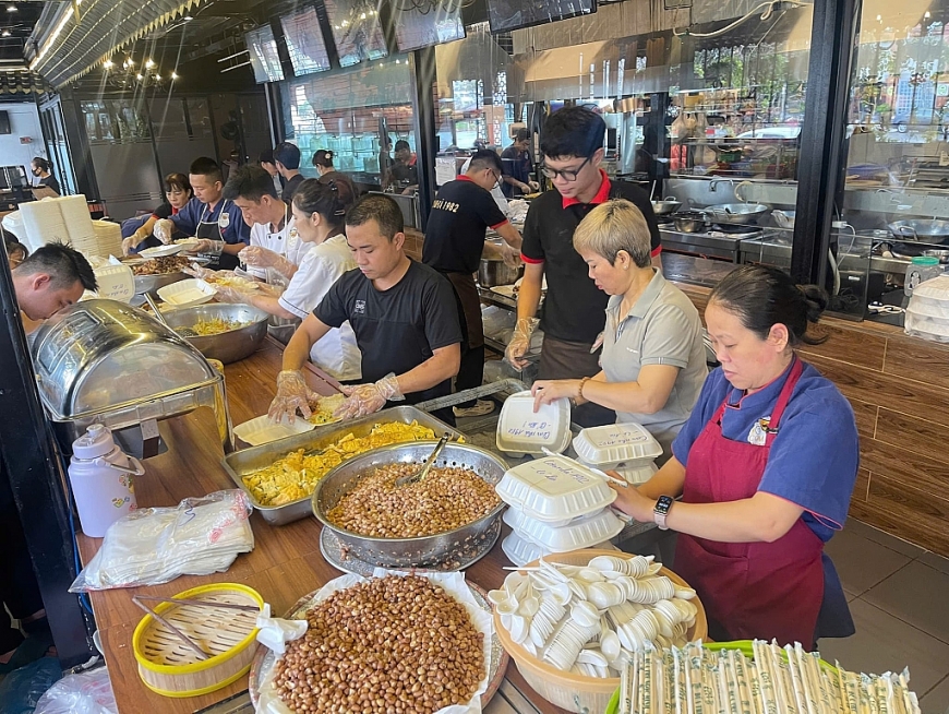 Nhà hàng Cơm Nhà 1982 (phường Hồng Gai, TP Hạ Long) đã chuẩn bị hàng trăm suất ăn miễn phí hỗ trợ người dân. Ảnh: Báo Quảng Ninh.