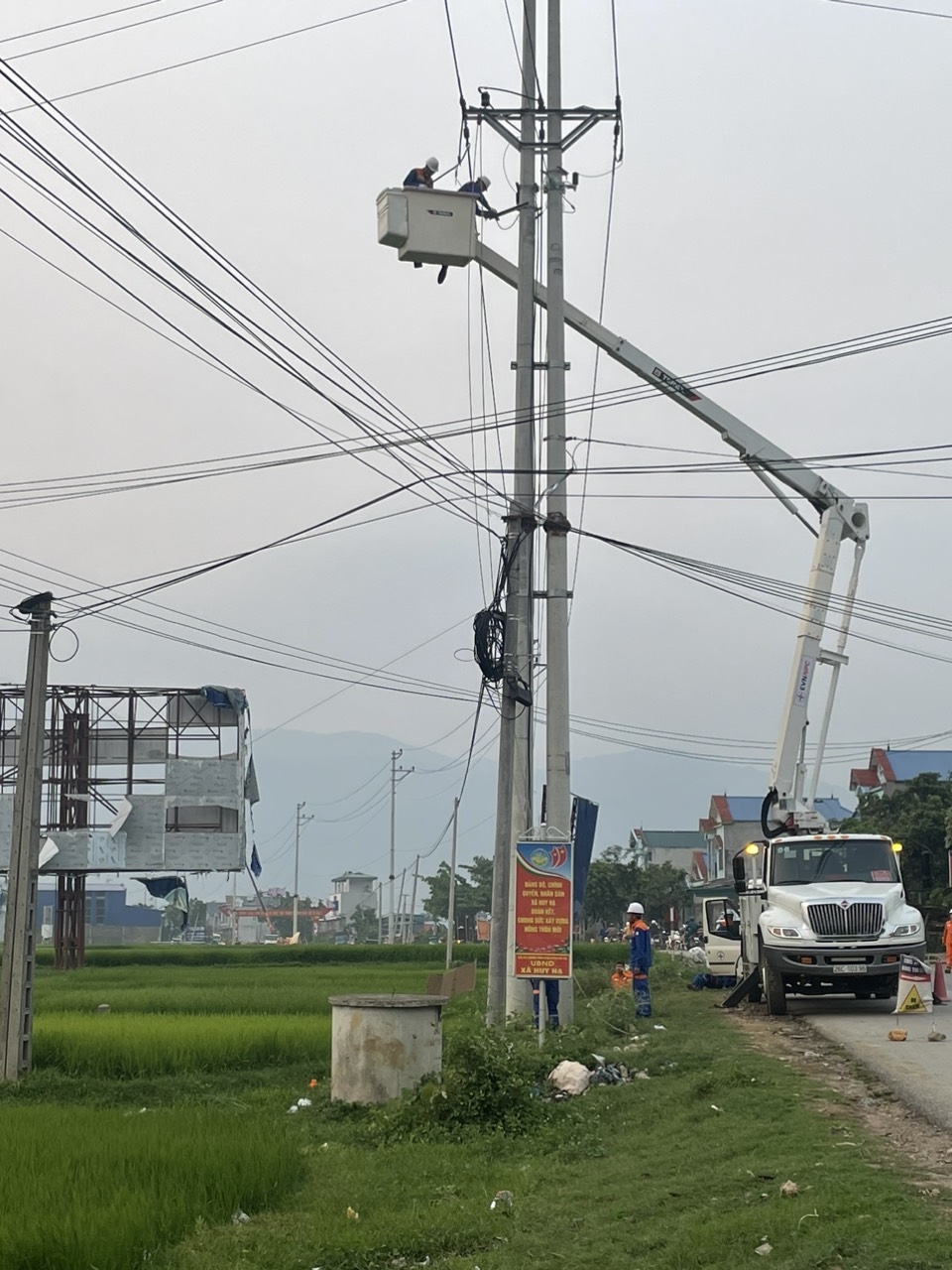 Nhiều địa phương được cấp điện trở lại trong ngày hôm nay