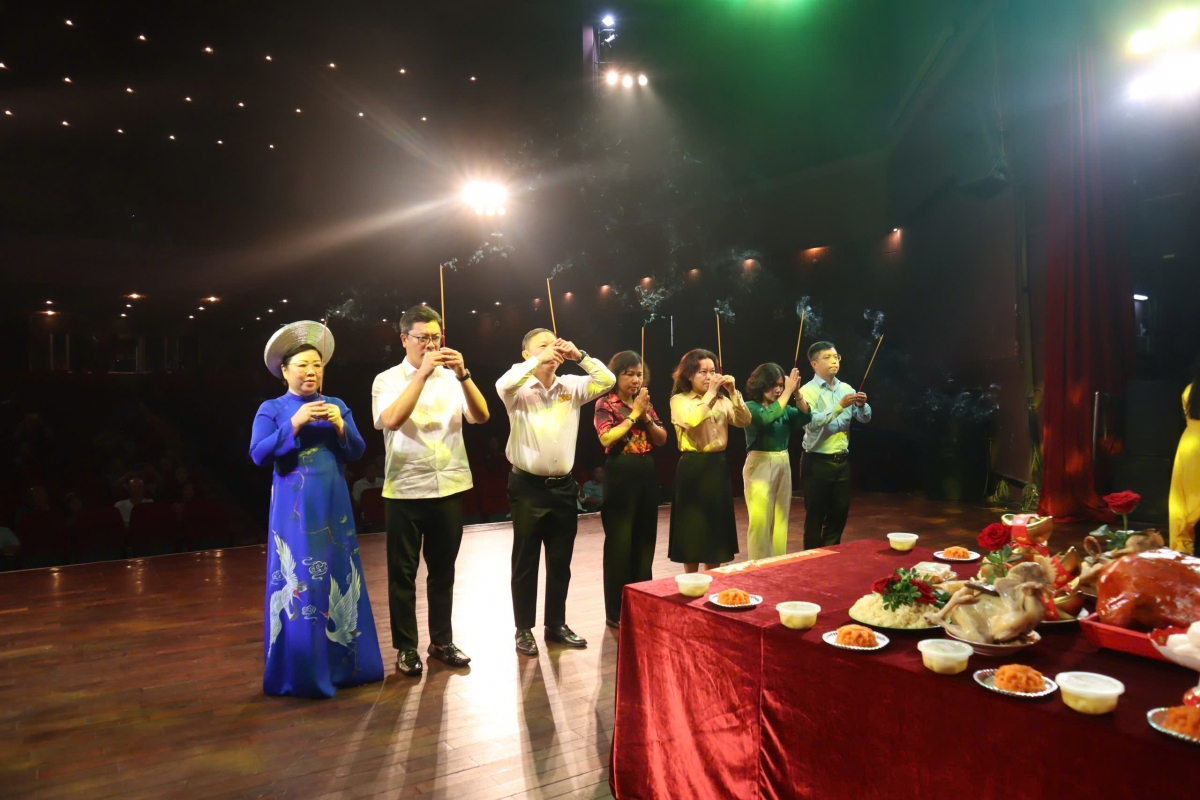 TP. Hồ Chí Minh: Các nghệ sĩ dâng hương Tổ Nghiệp Sân khấu lần thứ 14