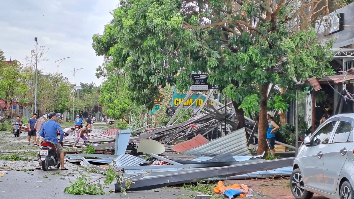 Hải Phòng tan hoang sau bão