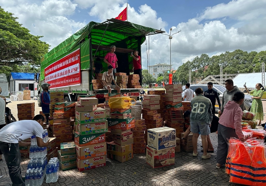 Tập kết, vận chuyển hàng hóa ủng hộ đồng bào bị thiệt hại bởi bão lũ. 5,6,7: Những cán bộ chiến sĩ lực lượng vũ trang ngày đêm lao mình vào dòng nước cứu người, vận chuyển tài sản, hàng hóa và lương thực.