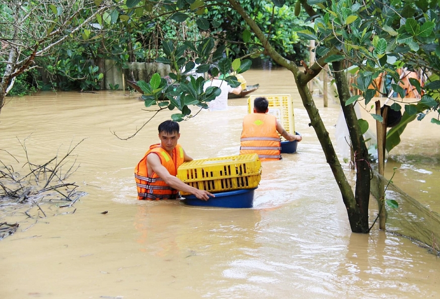 hững cán bộ chiến sĩ lực lượng vũ trang ngày đêm lao mình vào dòng nước cứu người, vận chuyển tài sản, hàng hóa và lương thực.