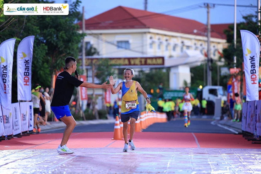 Một vận động viên dù tóc bạc, da mỗi vẫn quyết tâm chinh phục “đường đua xanh”