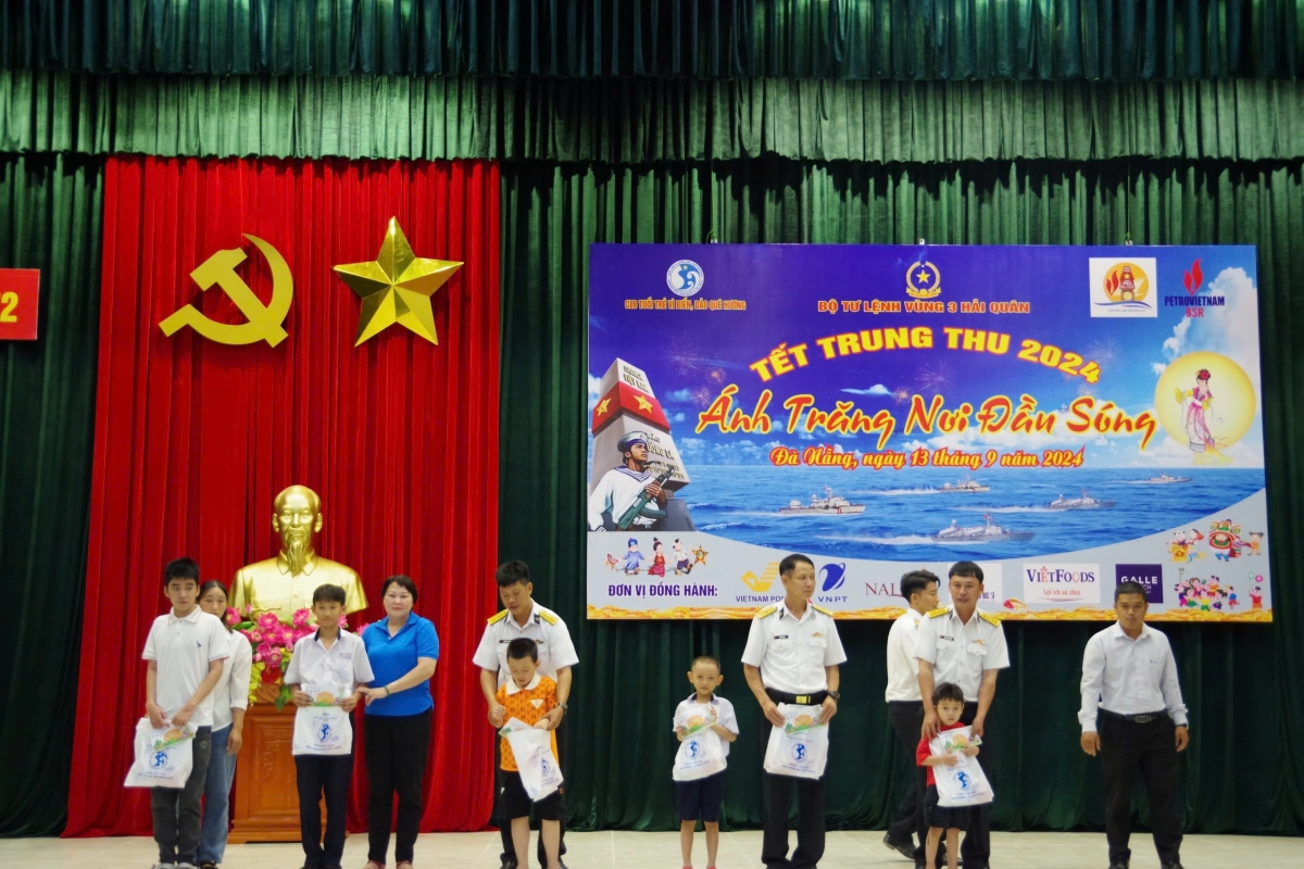 Ánh trăng nơi đầu sóng