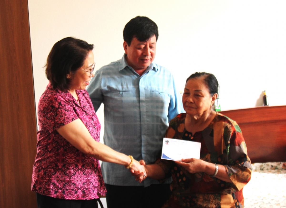 Đoàn công tác thăm, tặng quà hội viên NCT tại TP Yên Bái bị ảnh hưởng do bão lũ