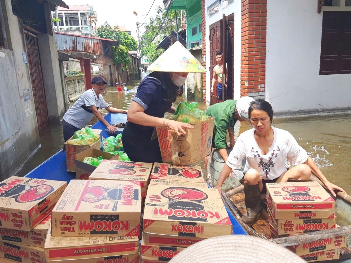 Hội NCT thị trấn Quang Minh, huyện Mê Linh phối hợp cứu trợ các gia đình bị ngập trong cơn bão số 3