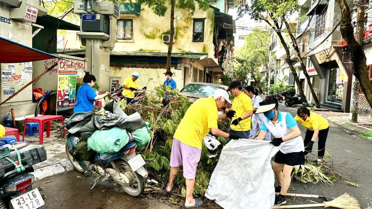 NCT quận Ba Đình tham gia dọn vệ sinh môi trường