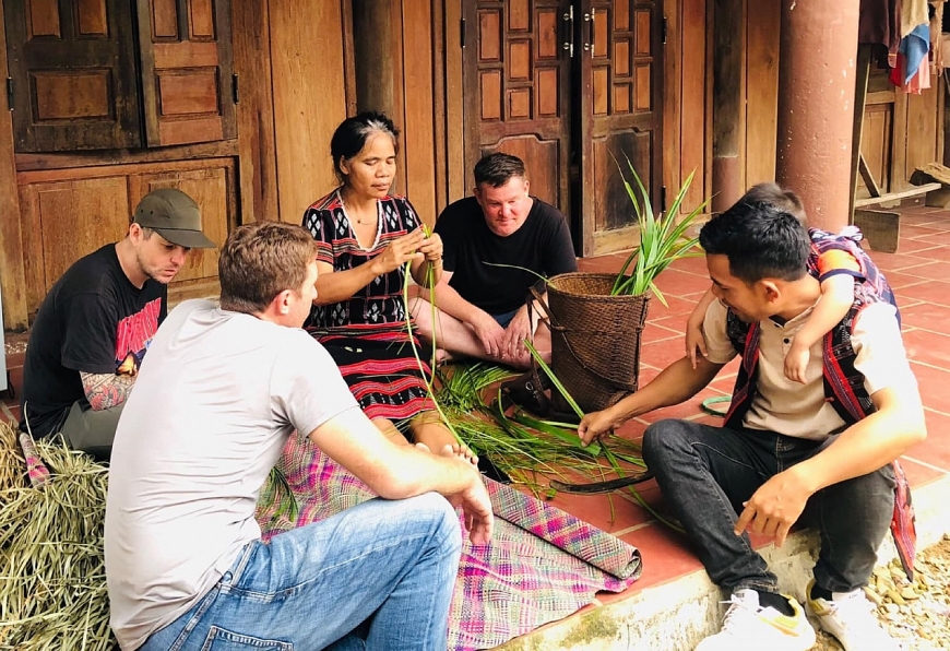 Du khách thích thú khám phá rừng nguyên sinh A Roàng.