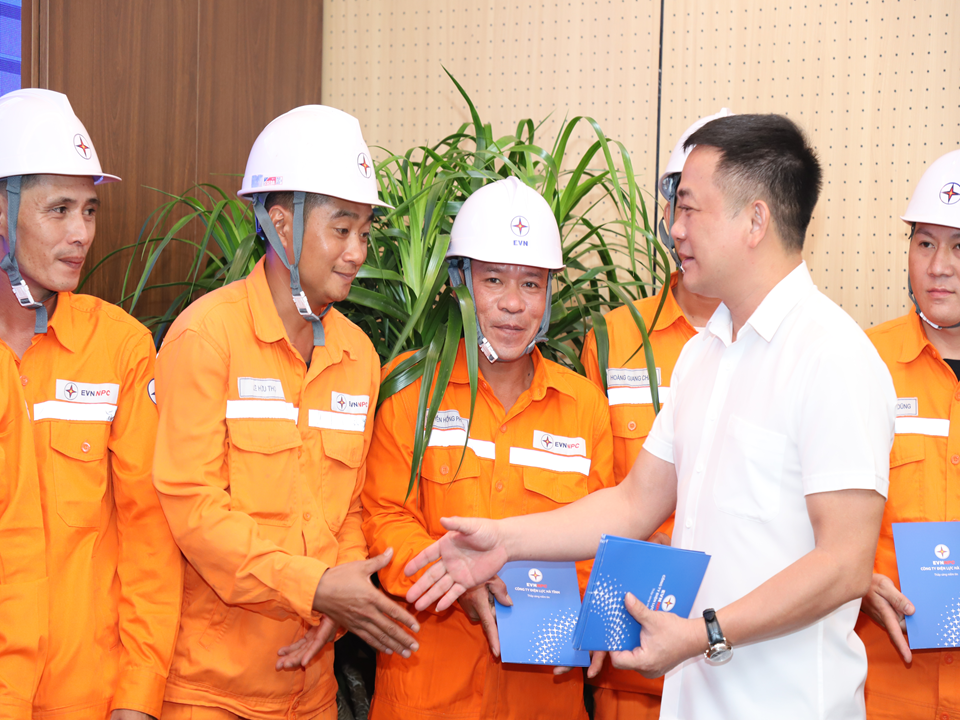 Công ty Điện lực Hà Tĩnh tiếp tục “chi viện” nhân lực hỗ trợ miền Bắc khôi phục lưới điện