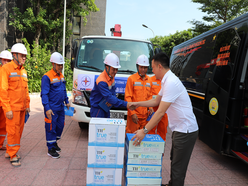 Công ty Điện lực Hà Tĩnh tiếp tục “chi viện” nhân lực hỗ trợ miền Bắc khôi phục lưới điện