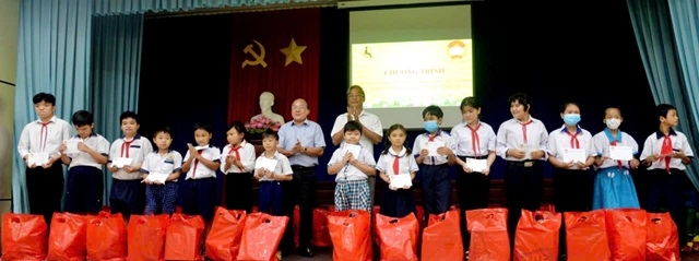 Tỉnh Tiền Giang: Trao quà cho 100 học sinh khuyết tật vượt khó