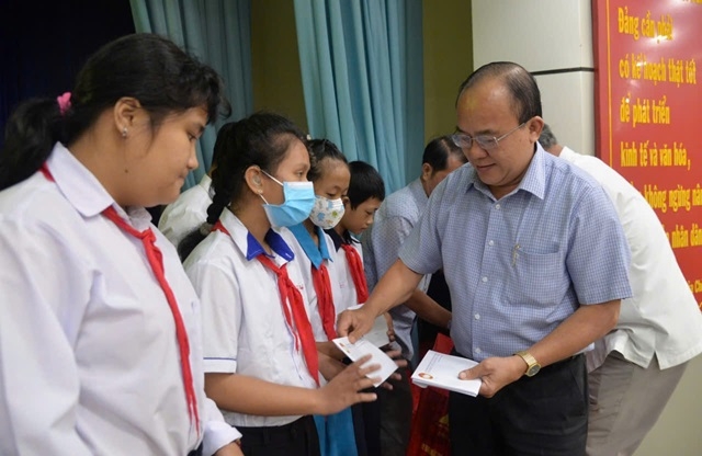 Tỉnh Tiền Giang: Trao quà cho 100 học sinh khuyết tật vượt khó