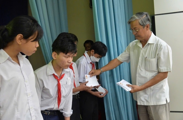 Lãnh đạo Ủy ban Mặt trận MTTQ Việt Nam tỉnh Tiền Giang  trao quà cho học sinh khuyết tật có hoàn cảnh khó khăn tiêu biểu vượt khó.