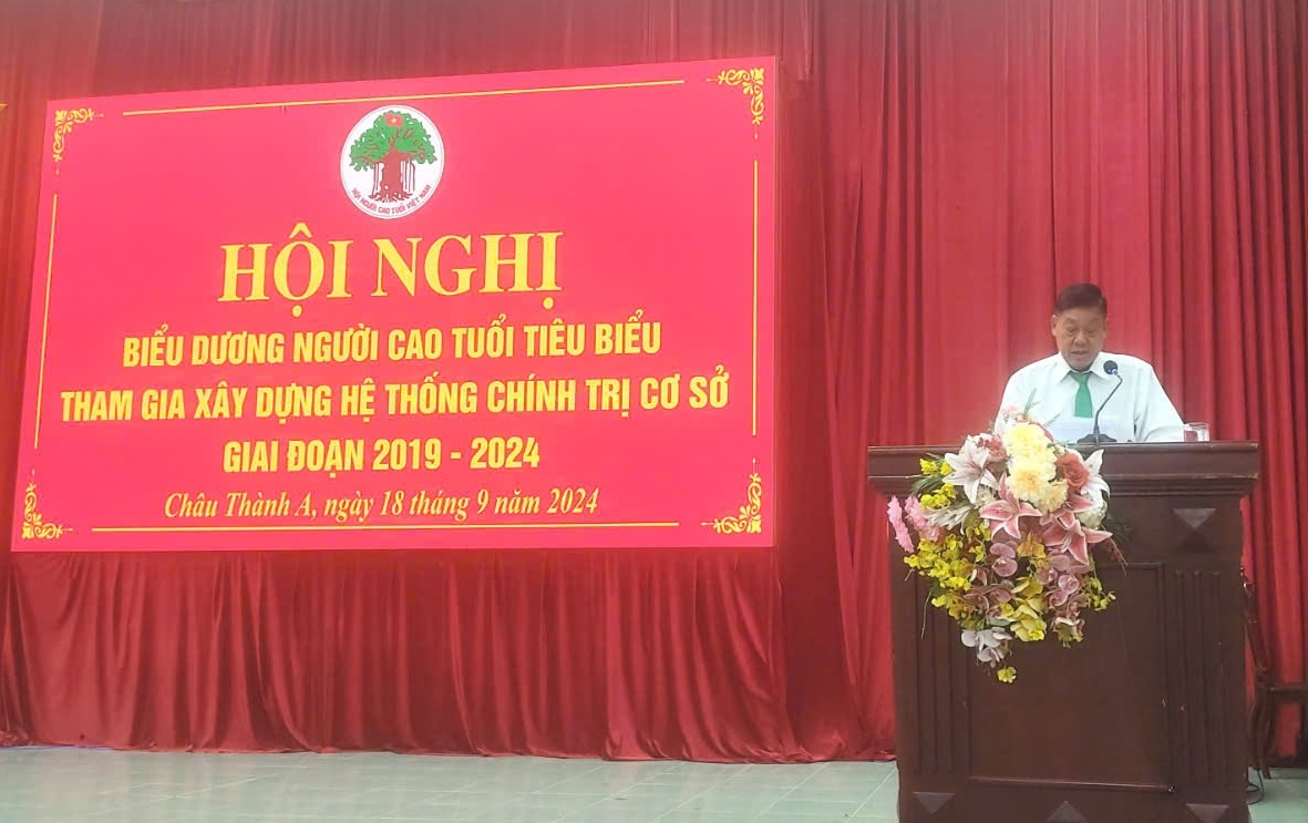 Biểu dương 35 NCT tiêu biểu tham gia xây dựng hệ thống chính trị cơ sở