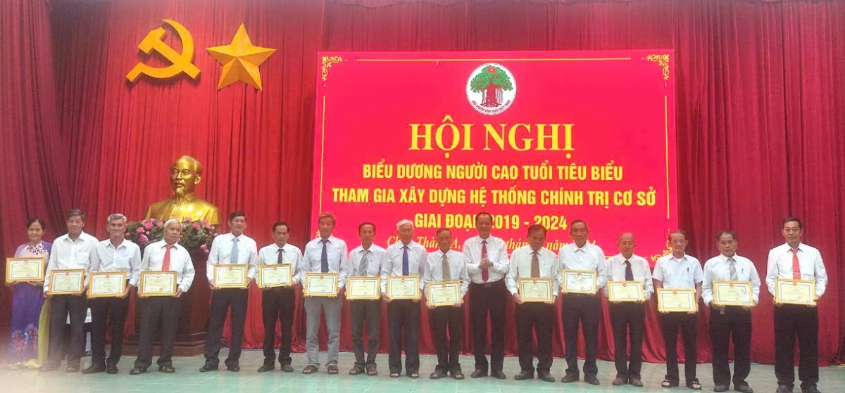 Biểu dương 35 NCT tiêu biểu tham gia xây dựng hệ thống chính trị cơ sở