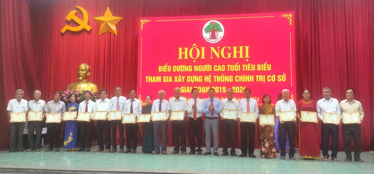 Biểu dương 35 NCT tiêu biểu tham gia xây dựng hệ thống chính trị cơ sở
