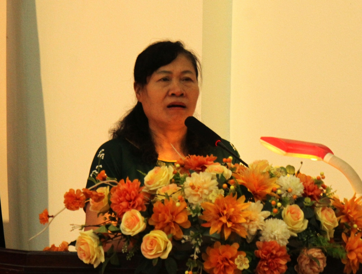 Chủ tịch Hội NCT huyện Yên Phong Nguyễn Thị Giang báo cáo kết quả phong trào NCT tham gia xây dựng hệ thống chính trị cơ sở giai đoạn 2019-2024