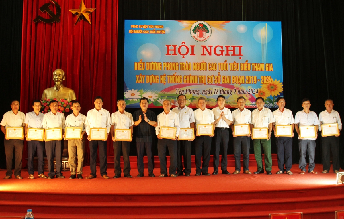Trao Giấy khen của Chủ tịch UBND huyện Yên Phong cho các cá nhân NCT tiêu biểu tham gia xây dựng hệ thống chính trị cơ sở giai đoạn 2019-2024