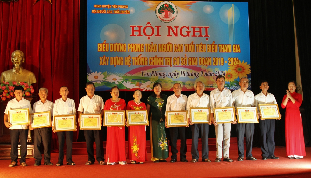 Trao Giấy khen của Hội NCT huyện Yên Phong cho các cá nhân NCT tiêu biểu tham gia xây dựng hệ thống chính trị cơ sở giai đoạn 2019-2024