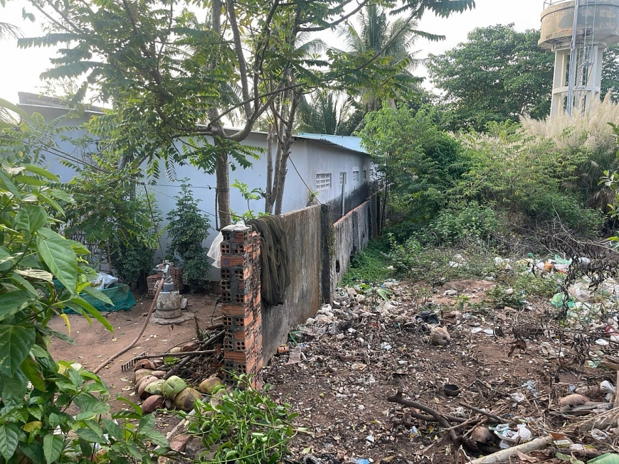 Bức tường bao gia đình bà Hồng xây dựng dang dở thì phải dừng lại do bà Hương phản đối. Nhà trọ do gia đình bà Hương xây dựng lấn sang đất gia đình bà Hồng. -  - Văn bản của Viện KSND tình Kiên Giang chuyển đơn của bà Hồng đến TAND tỉnh Kiên Giang.