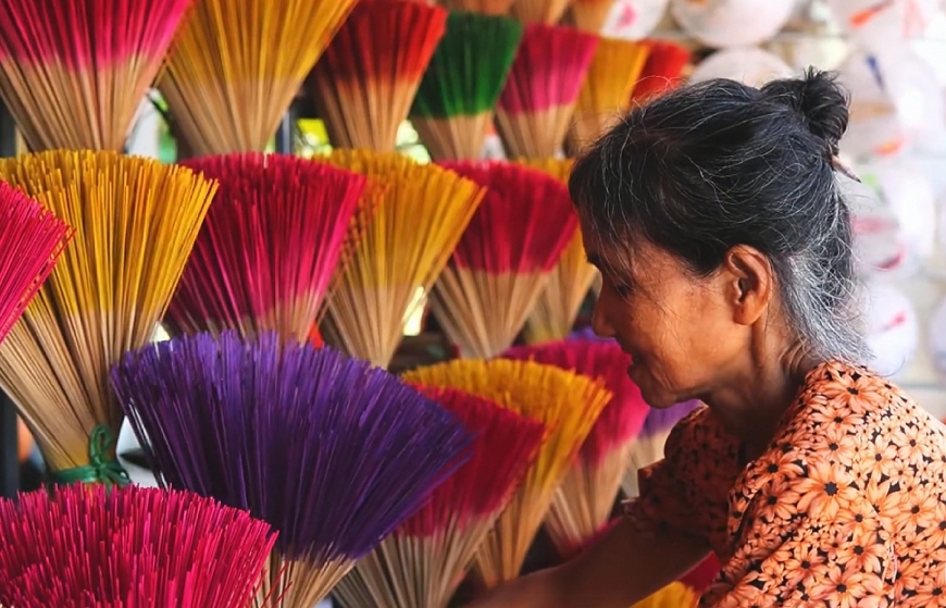 Mệ Tuyếtlàm bán hương gom góp tiền cho bệnh nhân ung thư