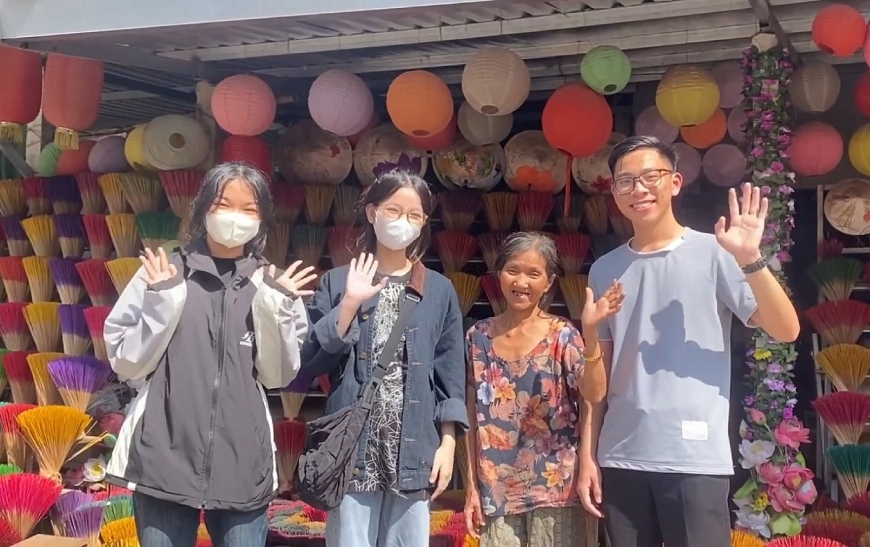 Bà lão ở làng hương