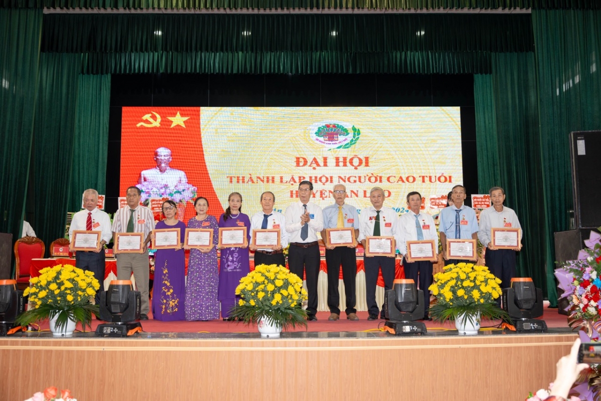 Trao Kỉ niệm chương vì sự nghiệp bảo vệ, chăm sóc và phát huy vai trò NCT cho các cá nhân có nhiều đóng góp huyện An Lão, TP Hải Phòng