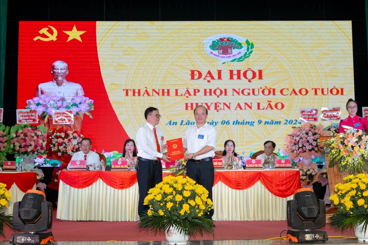 Trao Quyết định thành lập Hội NCT huyện An Lão, TP Hải Phòng