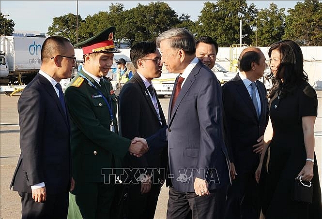 Các đại biểu đón Tổng Bí thư, Chủ tịch nước Tô Lâm và Phu nhân cùng đoàn đại biểu cấp cao Việt Nam tại Sân bay quốc tế J.F Kennedy. Ảnh: Lâm Khánh/TTXVN