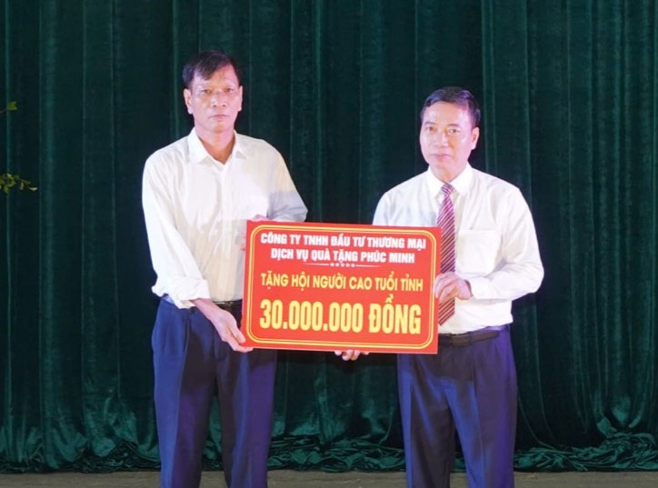 Doanh nghiệp trao tiền ủng hộ Tháng hành động vì NCT Việt Nam trên địa bàn tỉnh Hà Nam