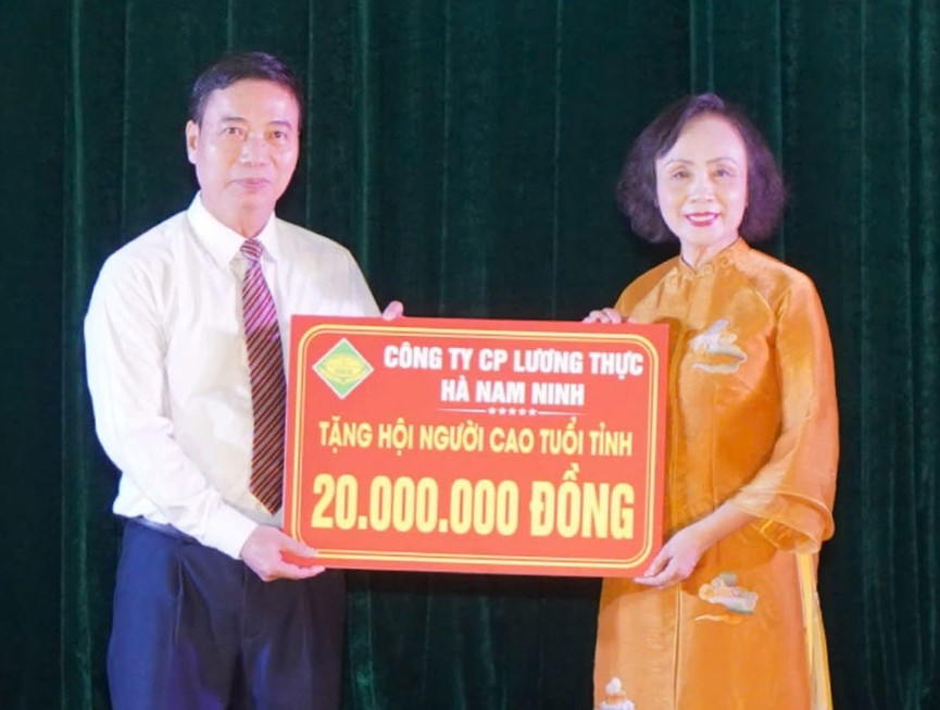 Doanh nghiệp trao tiền ủng hộ Tháng hành động vì NCT Việt Nam trên địa bàn tỉnh Hà Nam