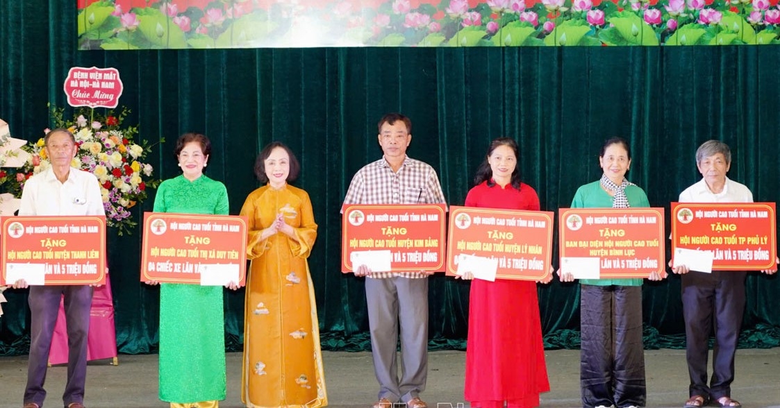 Hội NCT tỉnh Hà Nam trao tiền hỗ trợ NCT nghèo, hoàn cảnh khó khăn trên địa bàn tỉnh