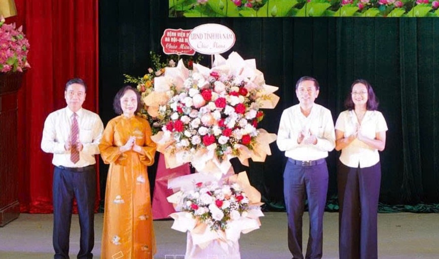 Lãnh đạo tỉnh Hà Nam tặng hoa chúc mừng buổi lễ