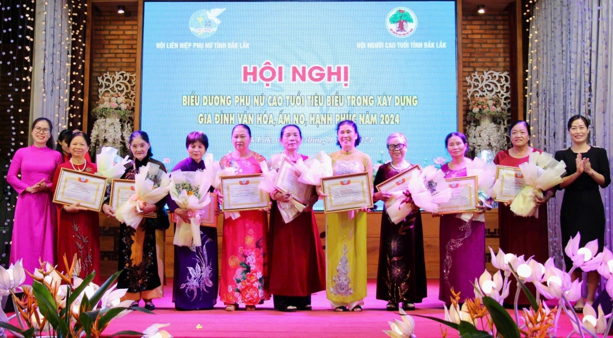 Trao bằng khen của Hội LHPN tỉnh Đắk Lắk cho hội viên cao tuổi tiêu biểu xây dựng gia đình văn hóa, ấm no, hạnh phúc