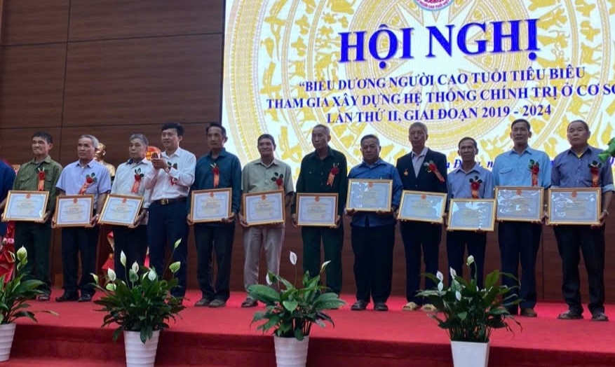 Trao Giấy khen của Chủ tịch UBND huyện Điện Biên Đông cho các cá nhân xuất sắc