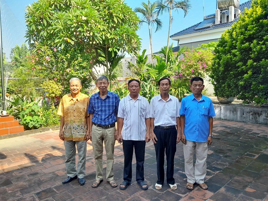 Đảng viên tuổi cao Hạ Đình Vinh và Nguyễn Thanh Tham (phía phải) cùng Bí thư Chi bộ thôn Tân Tiến và Chủ tịch Hội NCT xã Triệu Đề.