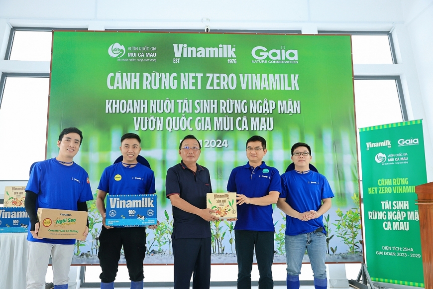 Ông Nguyễn Quang Trí – Giám đốc điều hành Marketing - đại diện Vinamilk trao tặng hơn 1.200 sản phẩm dinh dưỡng đến Vườn quốc gia Mũi Cà Mau